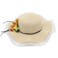 Détail d'un chapeau de paille à large bord avec fleurs jaunes et bordure en dentelle blanche - Taille unique / Poche zippée