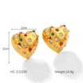 Detalle macro de pendientes de corazón dorados 18K con cristales de colores brillantes - Dorado con circonita multicolor