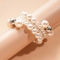Dettaglio di bracciale multistrato con perle sintetiche e sfere argento su supporto - Bianco-Argento