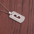 Macro-opname van zilveren roestvrijstalen ketting met uitgesneden letter B detail - Letter B