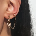Gouden dubbele piercing ketting oorbellen met een gepolijste muzikale g-sleutel hanger - Gouden Dubbel Oorgat Muzieknoot Kettingstijl