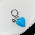 Dettaglio del portachiavi a cuore in resina blu con anelli in metallo argento - Azzurro