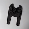 Détail du dos croisé à lanières et tissu élastique du haut de yoga noir à manches longues - S / Haut à Manches Longues / Noir
