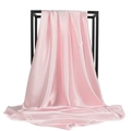 Detaillierte Nahaufnahme des glatten rosa Satin-Vierecktuches an einem Metallständer - 90cm X 90cm / Oberteile / Rosa