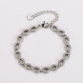 Dettaglio del bracciale infinito in argento con zirconi incastonati e incisione su acciaio - Color Acciaio