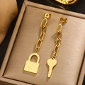 Makroaufnahme der asymmetrischen 18K vergoldeten Schloss- und Schlüssel-Ohrringe - Gold E-384 Schloss Schlüssel I LOVE YOU