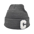 Bonnet en maille côtelée gris foncé avec un écusson brodé de la lettre C en chenille - M(54-58cm) / Gris clair