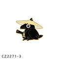 Spilla corvo nero in smalto con cappello di bambù beige e spada con bordi dorati - Corvo Ronin con Cappello e Spada (CZ2271-3)