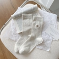 Detailansicht beige Baumwollsocken mit feiner Katzenstickerei in modischem Mid-Calf-Design - Grauer Bär