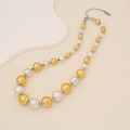 Detail einer geflochtenen Gold- und Silber-CCB-Perlenkette mit poliertem Metallic-Finish - Gold und Silber Zweifarbig