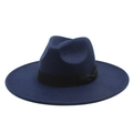 Detail eines dunkelblauen Fedora-Hutes aus Wolle mit schwarzem Satinband und Schleife - M(56-58cm) / Marineblau
