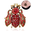 Detalle macro de broche de abeja con acabado dorado vintage y pedrería roja brillante - Abeja de grandes diamantes de imitación rojos (BC18Y0142-2)