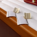 Dettaglio orecchini quadrati geometrici con finiture bicolore oro e argento spazzolato - Oro Argento (Perno in Argento 925)