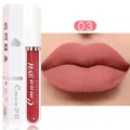 Rouge à lèvres liquide mat teinte 03 avec fini longue durée et essai sur les lèvres - N°03