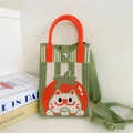 Vue détaillée du sac en tricot avec motif chat tomate et boucle magnétique - 9 Sac de téléphone-Chat aux fruits rayé