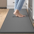 Dunkelgraue rechteckige PU-Leder-Küchenmatte mit rutschfester Textur auf Holzboden - 51*99cm / Grau