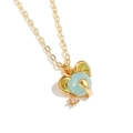 Dettaglio del ciondolo a forma di koala in oro 18K con pietra blu e smalto verde - Stile Koala Blu Chiaro (XL00352)