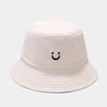 Détail du smiley brodé sur un bob en coton beige avec surpiqûres de qualité - M (56-58cm) / Beige