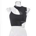 Detail von schwarzem geripptem Crop-Top mit silberner Metallkette und asymmetrischem Schnitt - L / Schwarz