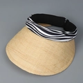 Dettaglio di visiera in paglia di rafia con fascia zebrata e texture intrecciata - Motivo Zebra (Nero e Bianco) / Zebra Nero e Bianco
