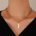 Collar de capas dorado con colgante rectangular lucido por una modelo femenina - Oro KC (dz-801)