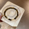 Détail macro d'un bracelet en perles d'oeil de tigre et citrine sur plateau bois - Bracelet Perlé Oeil de Tigre (Avec Boîte Cadeau)