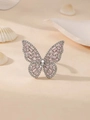Anello a farfalla in argento con cristalli rosa e trasparenti su sfondo neutro - Anello / Rosa + Argento