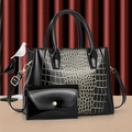 Set borsa a mano nera effetto coccodrillo con dettagli dorati e pochette coordinata - Nero