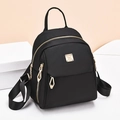 Mochila mini de nailon negro para mujer con detalles dorados y bolsillo frontal - Negro