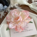 Pince à cheveux pivoine dégradé rose et blanc avec pétales en soie pour femmes - Rose