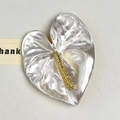 Nahaufnahme der Tulpenknospe-Brosche mit metallischen Texturen und Blattadern - Mattsilberne Anthurien-Brosche Y-377