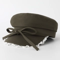 Berretto newsboy verde oliva da donna con fiocco e bordo in pizzo bianco sulla tesa - Verde Militare