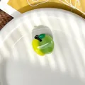 Minimalistische Haarklammer in Apfelform aus grünem und gelbem Harz auf weißem Porzellanteller - 2.5cm / Grüner Apfel