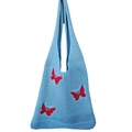 Dettaglio borsa a rete azzurra con ricami di farfalle rosse in stile traforato - Blu