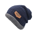 Bonnet en maille torsadée bleue avec doublure en fausse fourrure grise sur fond blanc - Taille unique / Bleu marine