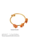 Verstellbarer Edelstahlring mit 18k Vergoldung und orangen Blumenperlen-Anhängern - Orange