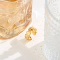 Minimalistischer goldener Edelstahl Herzring, offenes Design für Damen auf elegantem Stein - Unregelmäßiges Herz Gold