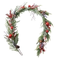 Corona de Navidad con bayas rojas, piñas y adornos sobre un fondo blanco - Enredadera de Campanas de Navidad