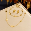 Vergoldetes Evil Eye Schmuckset mit Halskette Armband und Ohrringen auf beigem Grund - Auge Motiv Dreiteiliges Set (N3918 B1893) / Gold