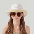 Strohoed voor dames met een chique wit gestreept patroon en een brede rand voor de zomer - Beige
