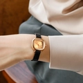 Reloj cuadrado oro rosa con correa de malla negra en muñeca femenina por GEDI - Malla Negra Esfera Oro Rosa