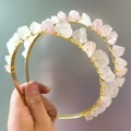 Detail eines handgefertigten Haarreifs mit rosa Rohkristallen und Metalldrahtwicklung - Rosenquarz Golddraht Gold Stirnband