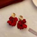 Vista de detalle de pendientes de pétalos rojos con detalles dorados y aguja de plata - 2# Aguja de Acero - Rojo - Flor