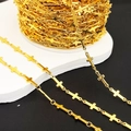 Makroansicht der goldenen Kreuzkette für DIY-Schmuck auf weißem Displayständer - Breite 5mm / Goldimitat