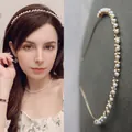 Cerchietto sottile dorato con perle bianche a grappolo per donna indossato da modella - Fata Dei Fiori Di Perla
