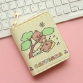 Detailansicht einer beigen Capybara-Geldbörse mit Reißverschluss und süßem Cartoon-Motiv - Baumklettern Wasserschwein