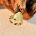 Anillo vintage ancho de acero inoxidable dorado sobre fondo de madera natural - Anillo Abierto Corazón Oro