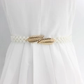 Détail de la chaîne de taille en perles avec boucle dorée en forme de feuille sur robe - Boucle Double Feuille