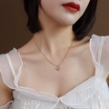 Collar de corazón minimalista chapado en oro de 18k con cadena de metal en modelo - 42+5cm / Oro rosa