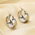 Orecchini a cerchio in acciaio argentato lucido presentati su sfondo di seta elegante - 30mm Argento